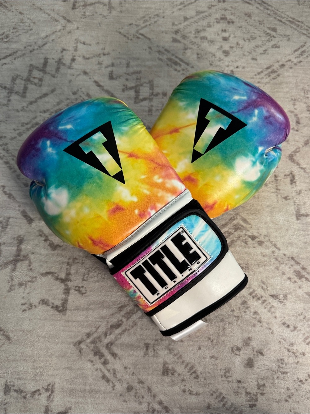 TITLE Tie-Dye Women's Boxing Gloves - Rainbow - 14 Oz - Large